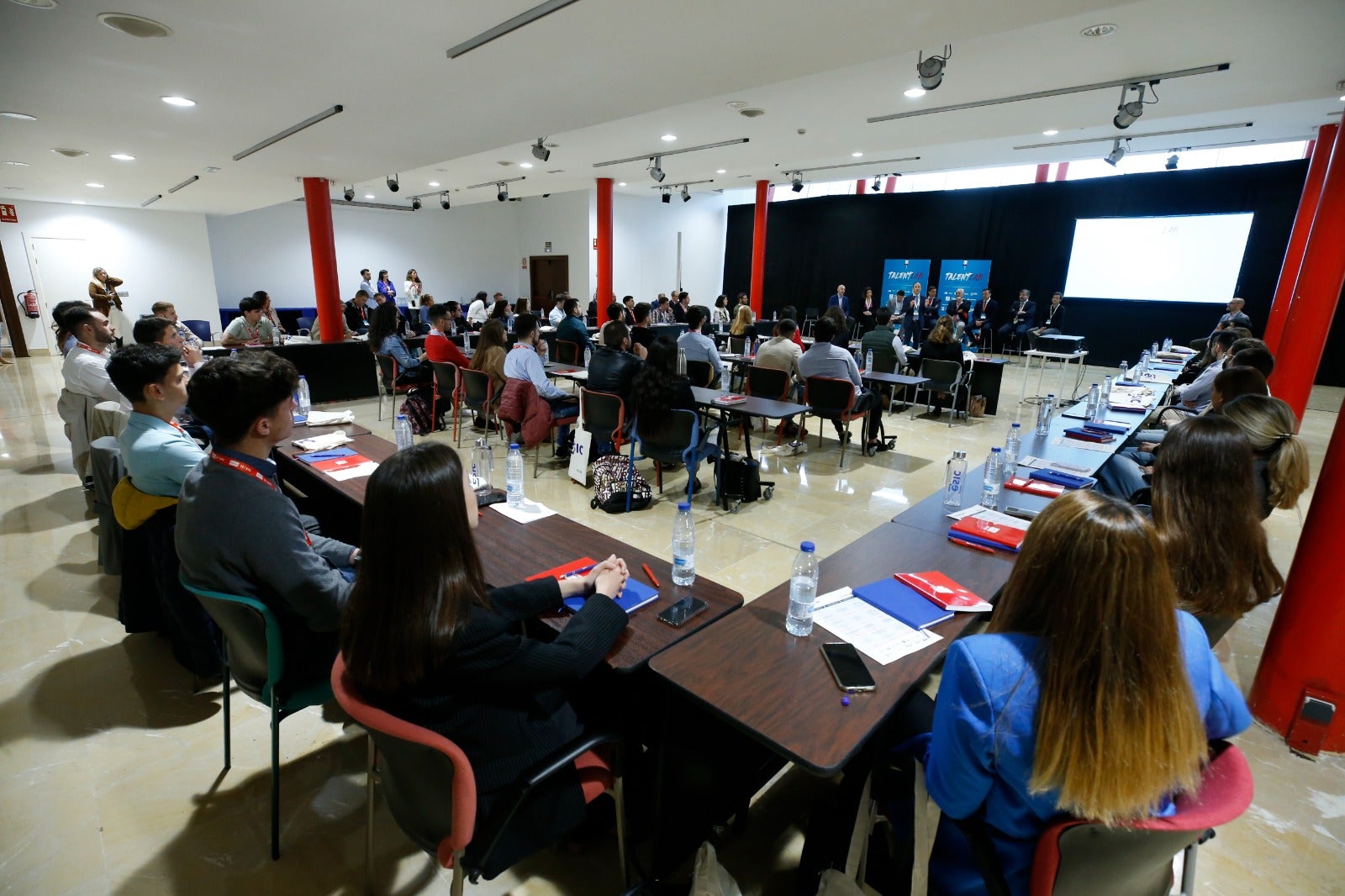 Los 50 seleccionados reciben instrucciones prácticas de las empresas más punteras de la provincia, en la segunda edición de este proyecto que se celebrara en el Palacio de Ferias