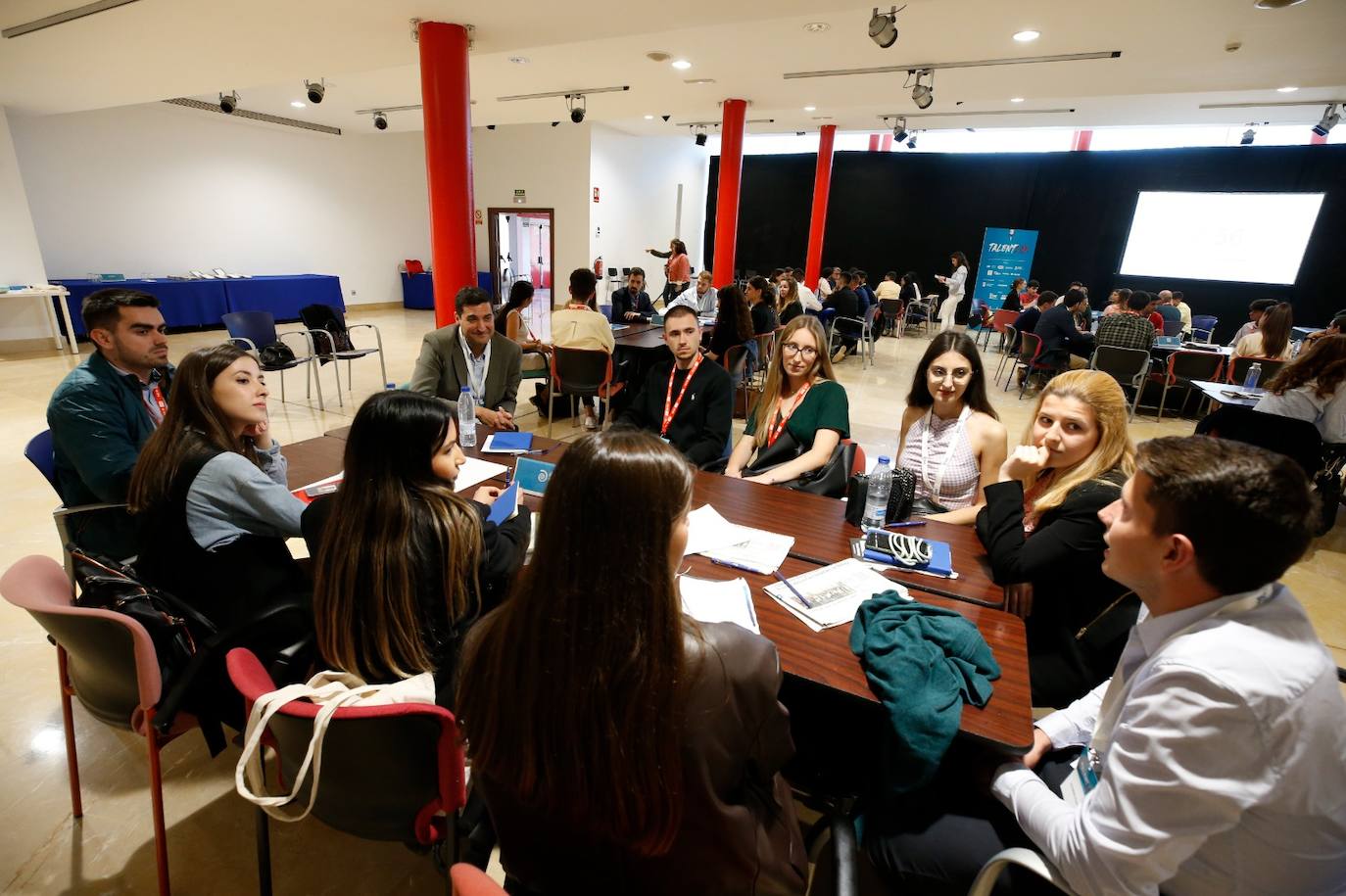 Los 50 seleccionados reciben instrucciones prácticas de las empresas más punteras de la provincia en la segunda edición de este proyecto, que se celebra en el Palacio de Ferias