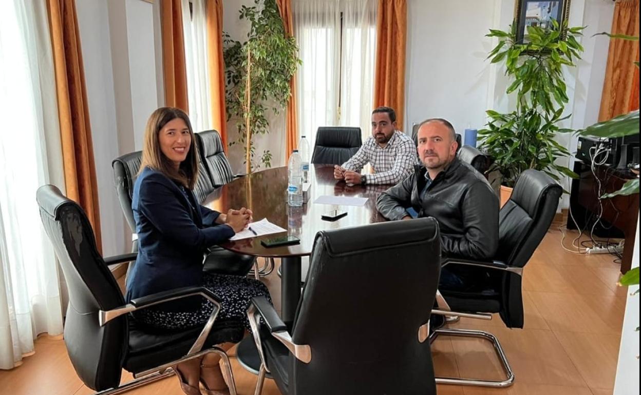 La delegada de Regeneración, Justicia y Administración Local, Mónica Alejo, con el alcalde de Canillas de Aceituno, Vicente Campos. 