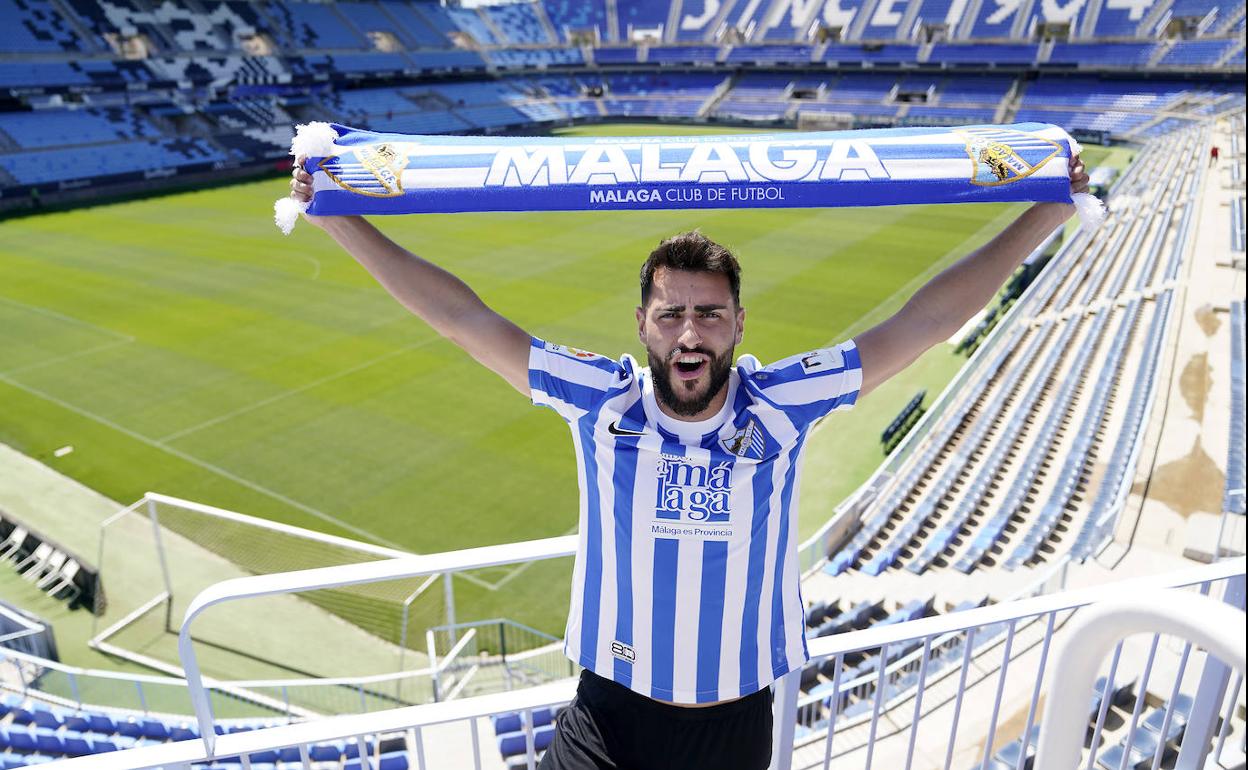 Luis Muñoz posa ayer para SUR tras el entrenamiento del Málaga.