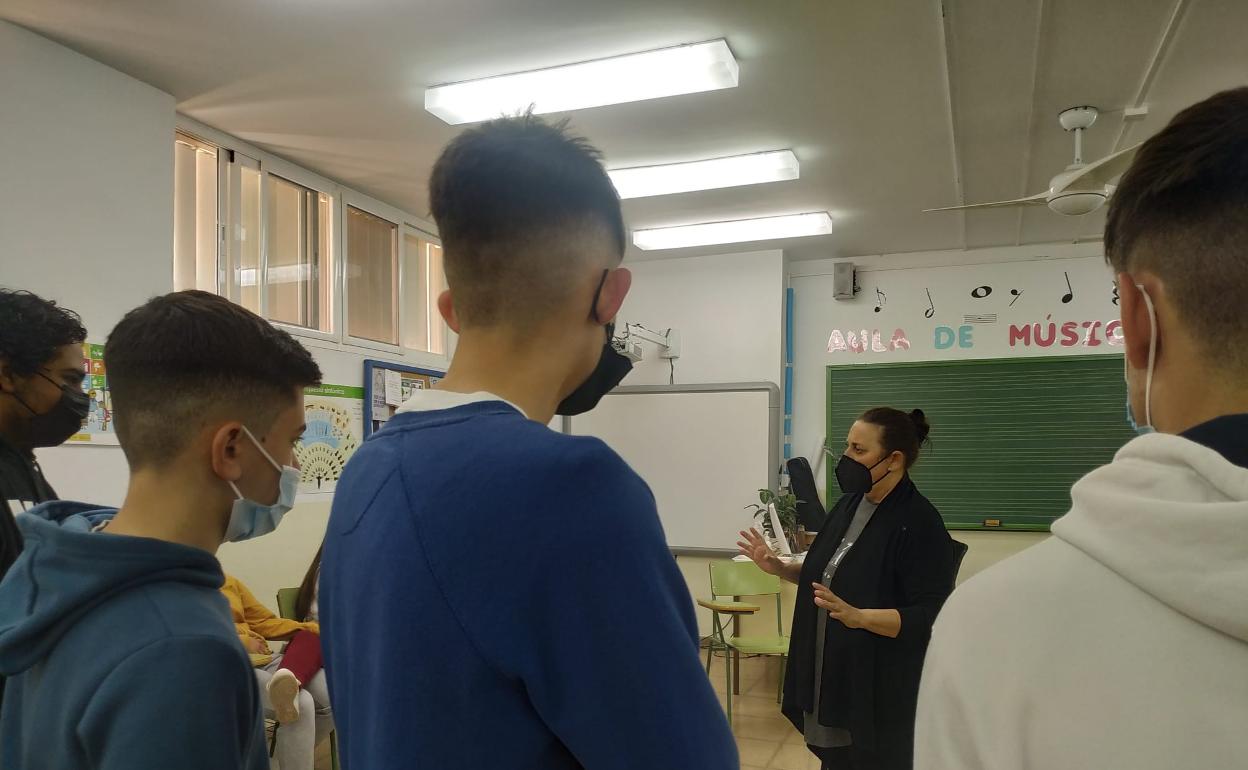 La Lupi, durante una de sus clases magistrales sobre flamenco en el instituto. 