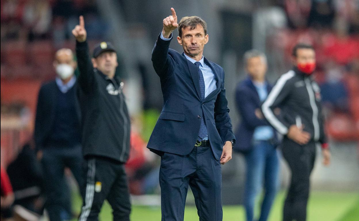 José Ángel Ziganda, entrenador del Real Oviedo, durante un partido de esta temporada.