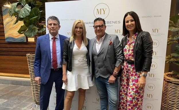 Imagen principal - En la primera imagen, Miguel Ángel López, Susana Hidalgo, Carlos Aguirre y Pilar Arregui, en el evento de Maribel Yébenes. En la segunda, una imagen general del evento. En la última, el artista Almaro, quien realizó una perfomance artística durante la ponencia de Miriam Yébenes. 