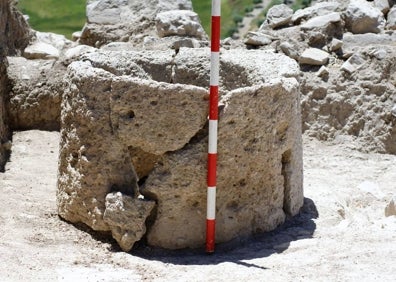 Imagen secundaria 1 - En la primera foto, las excavaciones de 2019, en la que se encontró ocupación romana, además de niveles íberos. En la segunda, Catillus o molino que apareció fragmentado por un acontecimiento violento o terremoto en el siglo I. En la tercera, carnero íbero hallado en Los Castillejos en 1993 y símbolo del Museo de Teba.