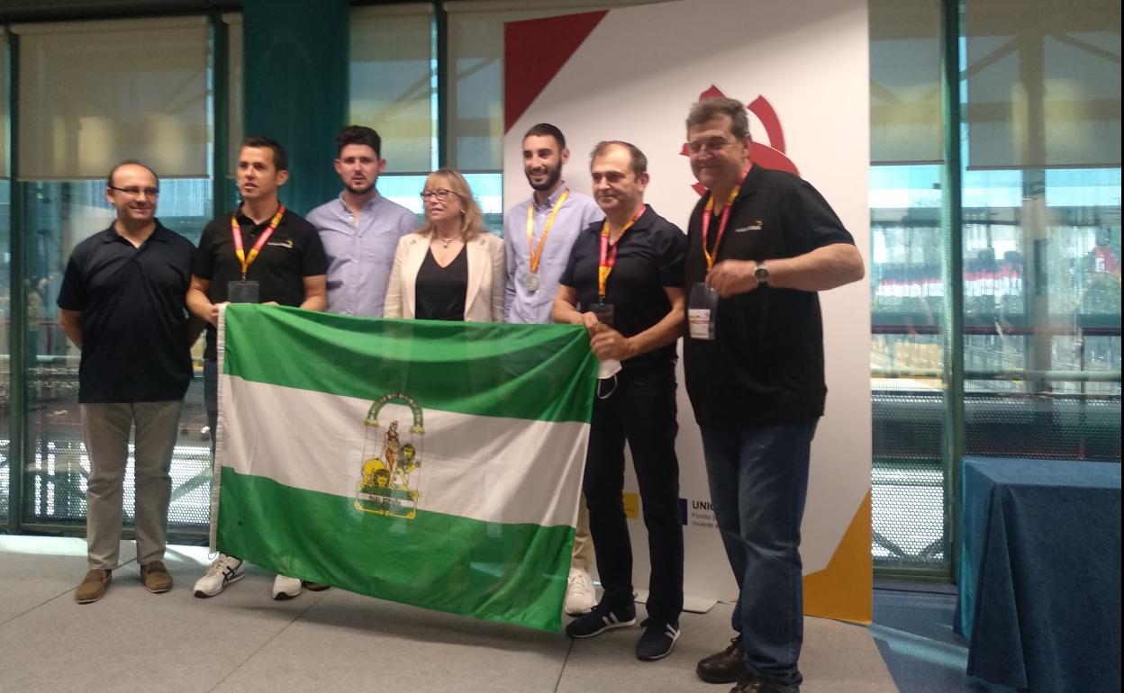 Los profesores, con los alumnos Víctor Vicario y José Miguel Angulo (medalla de plata) y la directoral general de FP, María Victoria Oliver. 