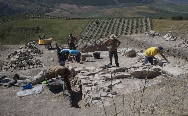 Imagen principal - En la primera foto, las excavaciones de 2019, en la que se encontró ocupación romana, además de niveles íberos. En la segunda, Catillus o molino que apareció fragmentado por un acontecimiento violento o terremoto en el siglo I. En la tercera, carnero íbero hallado en Los Castillejos en 1993 y símbolo del Museo de Teba.