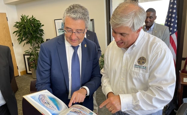 Francisco Salado muestra un libro de la Costa del Sol al alcalde de Pensacola, Grover Robinson. 