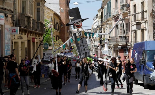 Imagen principal - Arriba, la marioneta que hacía una crítica del poder, y sobre estas líneas manifestantes y el actor Joaquín Núñez, vestido de marengo. 