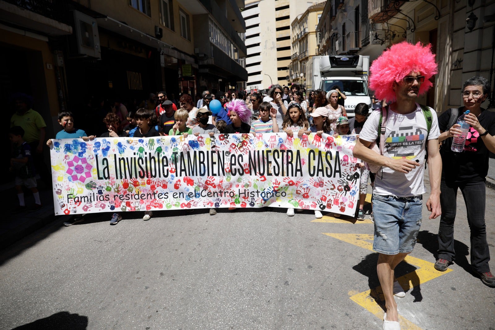 «La ciudad no se vende y la Casa Invisible no se cierra», se ha coreado entre canciones, sonido de tambores, marionetas y defensa de la cultura libre 