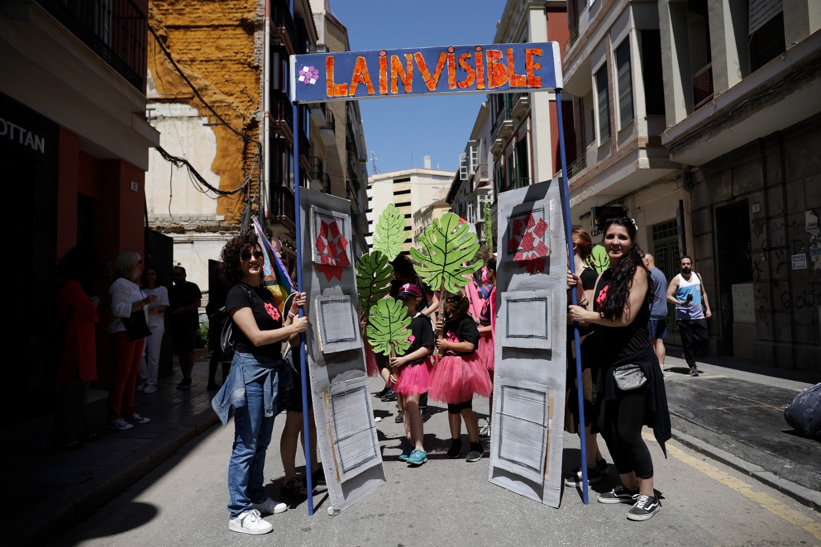 «La ciudad no se vende y la Casa Invisible no se cierra», se ha coreado entre canciones, sonido de tambores, marionetas y defensa de la cultura libre 