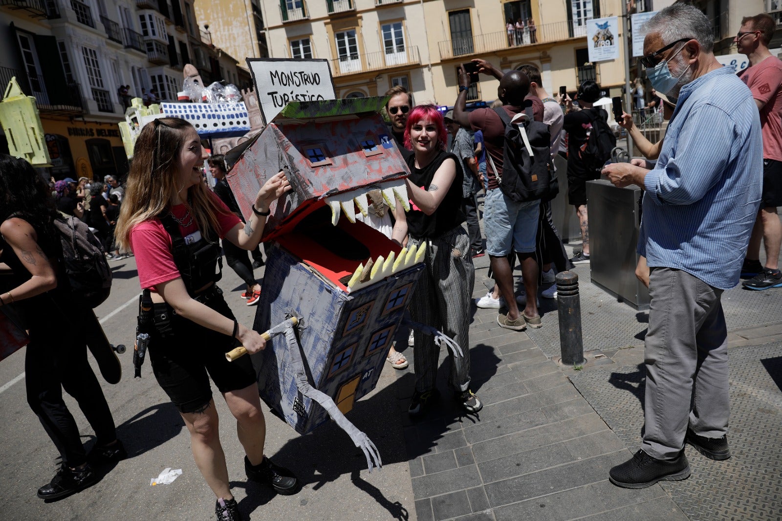 «La ciudad no se vende y la Casa Invisible no se cierra», se ha coreado entre canciones, sonido de tambores, marionetas y defensa de la cultura libre 