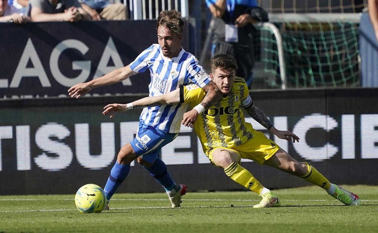 Víctor Olmo, en su debut con el primer equipo del Málaga el sábado, en una disputa con Viti. 