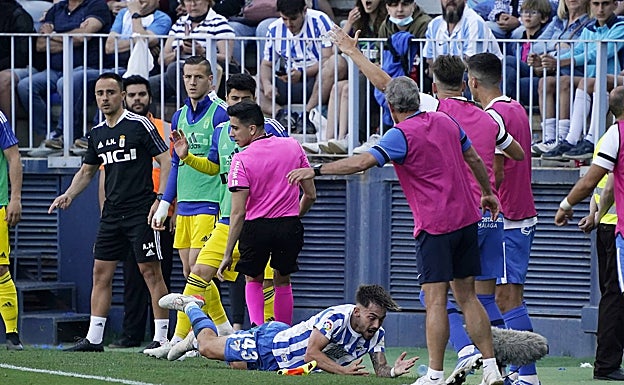 Víctor Olmo, caído fuera del terreno de juego en un lance del duelo ante el Oviedo. 