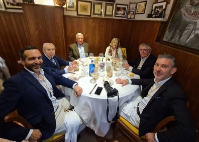 Imagen secundaria 1 - En la primera foto, Eduardo Sanz, Santiago Domínguez, Serafín Quero, Manuel Tejero, Antonio García del Valle, Mayte Gutiérrez y Mari Carmen Romero, en el encuentro de la Academia Gastronómica de Málaga. En la segunda, Ignacio Luque, Juan García Alarcón, Pepe Prieto, Trinidad Fernández Baca, Rafael Prados y Antonio Rodríguez, almorzando en Restaurante María. En la última, Manolo Tornay, Genoveva Ferragut y José María Martos.