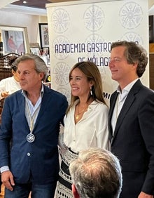 Imagen secundaria 2 - En la primera foto, Eduardo Sanz, Santiago Domínguez, Serafín Quero, Manuel Tejero, Antonio García del Valle, Mayte Gutiérrez y Mari Carmen Romero, en el encuentro de la Academia Gastronómica de Málaga. En la segunda, Ignacio Luque, Juan García Alarcón, Pepe Prieto, Trinidad Fernández Baca, Rafael Prados y Antonio Rodríguez, almorzando en Restaurante María. En la última, Manolo Tornay, Genoveva Ferragut y José María Martos.