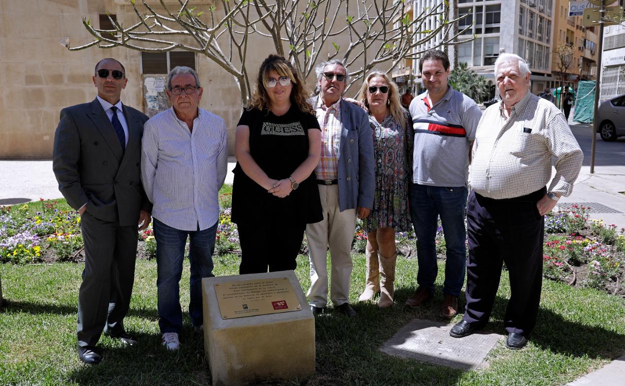 Familiares y amigos posan delante de la placa, en la calle Tomás Heredia. 
