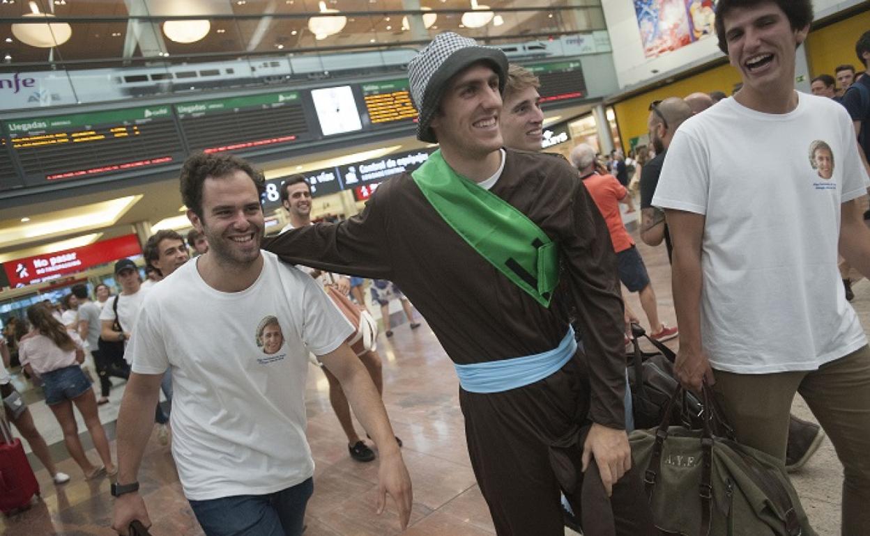 Un grupo de amigos llega a Málaga para celebrar una despedida de solteros. 