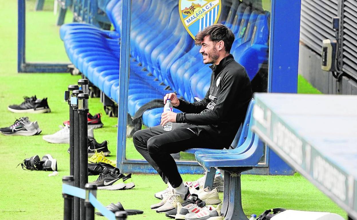 Jozabed, sentado en el banquillo antes de un entrenamiento. 