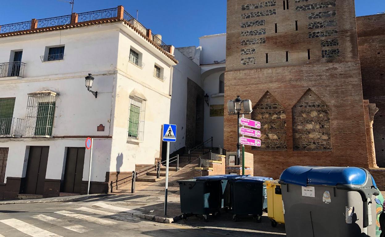 Imagen de la ubicación actual de los contenedores en el acceso al barrio de La Villa. 