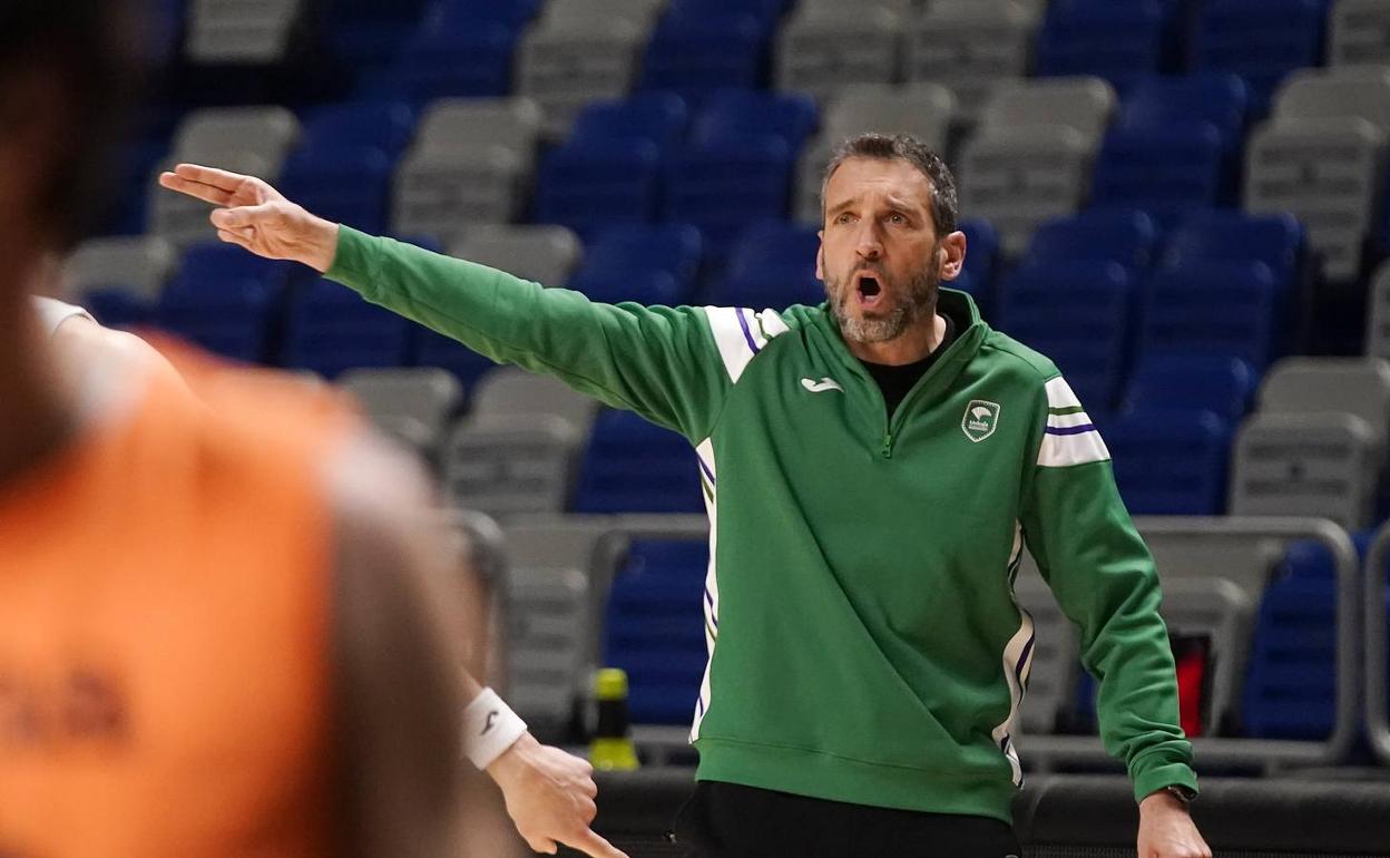 Ibon Navarro da instrucciones durante un entrenamiento. 