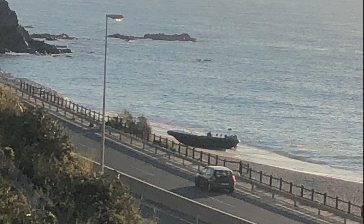 Aparece una narcolancha abandonada en la Cala de Mijas