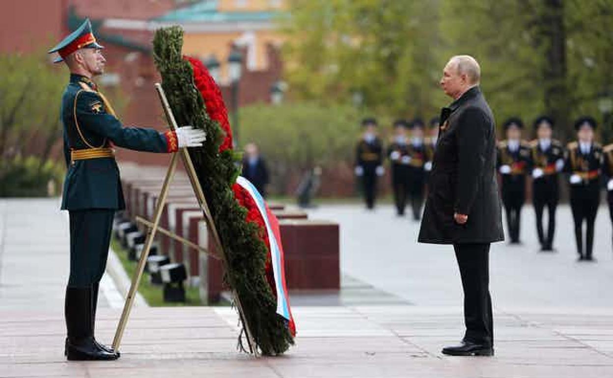 El presidente ruso, Vladimir Putin, asiste a una ceremonia de ofrenda de flores en la tumba del soldado desconocido, cerca del Kremlin. 