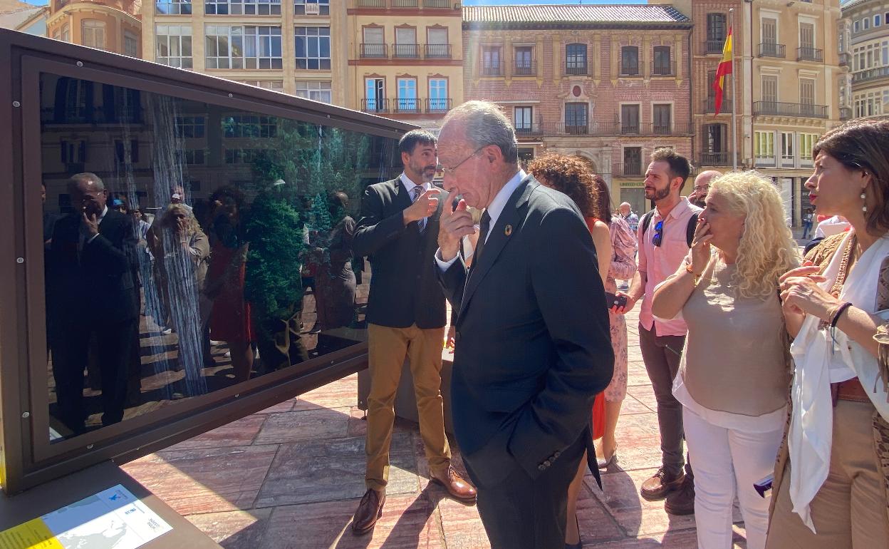 De la Torre, ayer, pensativo, durante la visita a la exposición de 'Polo a Polo, un viaje a los grandes paraísos naturales del planeta', en la plaza de la Constitución. 