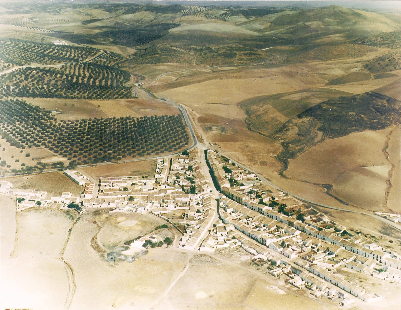 En los primeros meses de 1972 los vecinos se vieron obligados a abandonar su pueblo, que desapareció bajo las aguas del pantano del Guadalteba. Vista aérea de Peñarrubia.