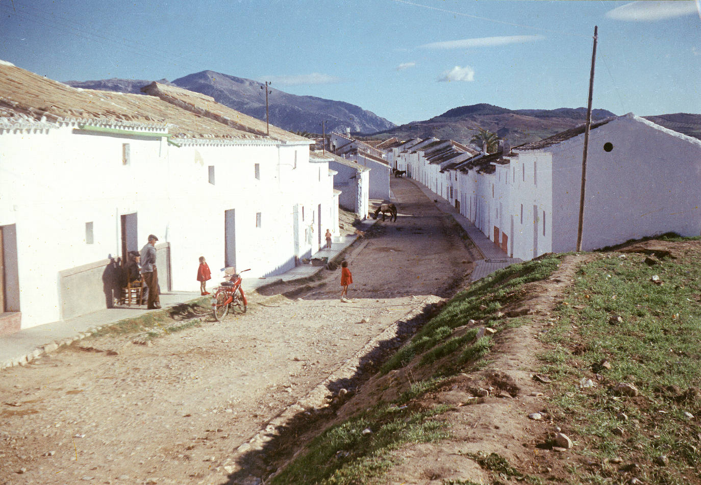 En los primeros meses de 1972 los vecinos se vieron obligados a abandonar su pueblo, que desapareció bajo las aguas del pantano del Guadalteba. En la imagen, calle del Pozo de Peñarrubia.