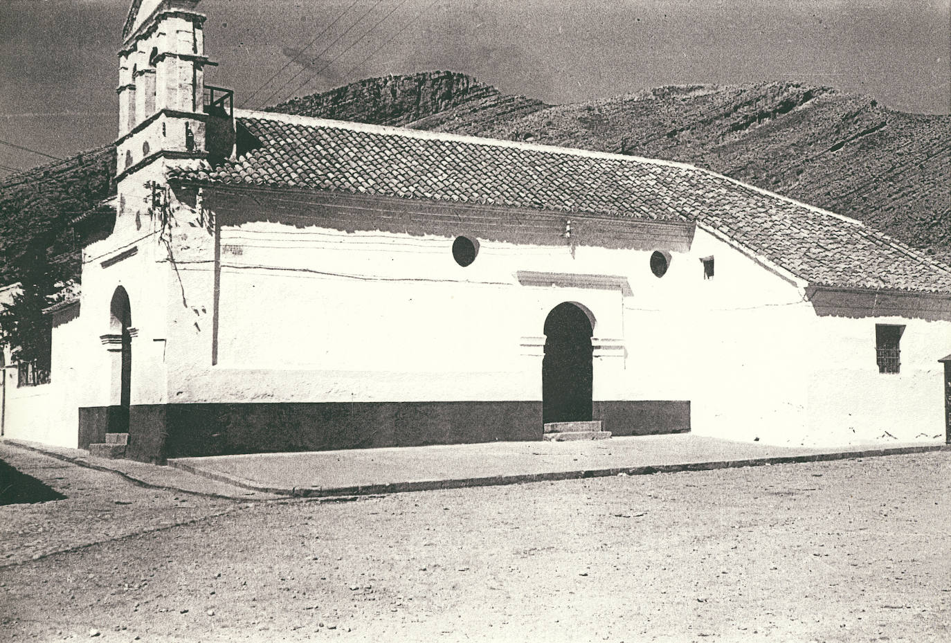 En los primeros meses de 1972 los vecinos se vieron obligados a abandonar su pueblo, que desapareció bajo las aguas del pantano del Guadalteba. En la imagen, la iglesia de Peñarrubia.