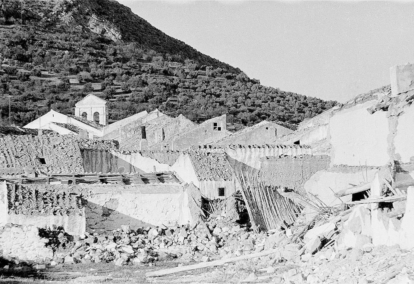 En los primeros meses de 1972 los vecinos se vieron obligados a abandonar su pueblo, que desapareció bajo las aguas del pantano del Guadalteba. En la imagen, el pequeño municipio con sus casas ya derribadas, poco antes de la llegada del agua, en 1973