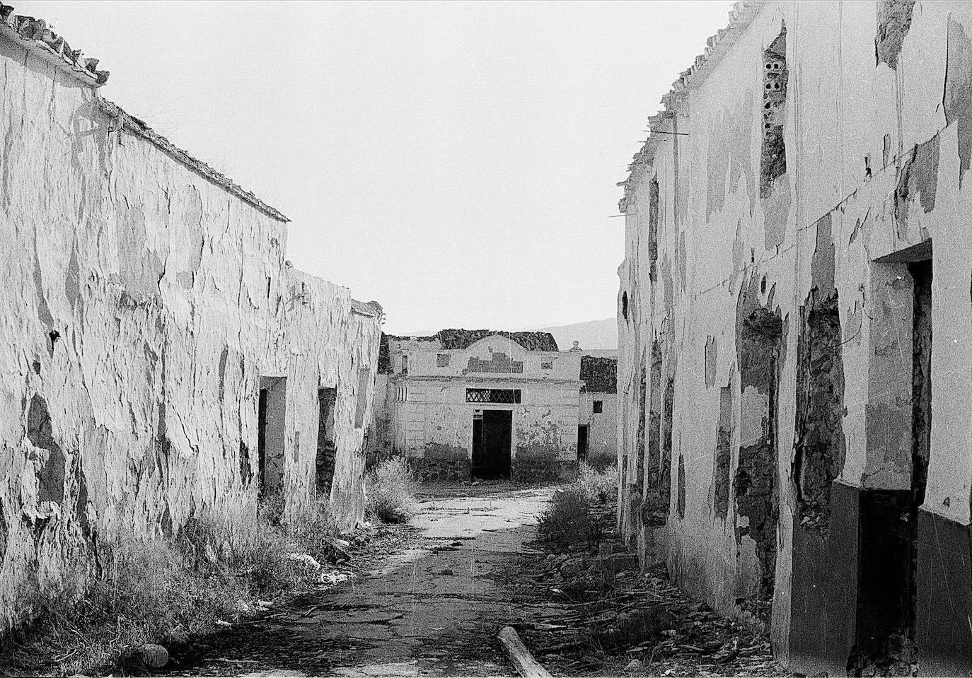 En los primeros meses de 1972 los vecinos se vieron obligados a abandonar su pueblo, que desapareció bajo las aguas del pantano del Guadalteba. En la imagen, el pequeño municipio con sus casas ya derribadas, poco antes de la llegada del agua, en 1973