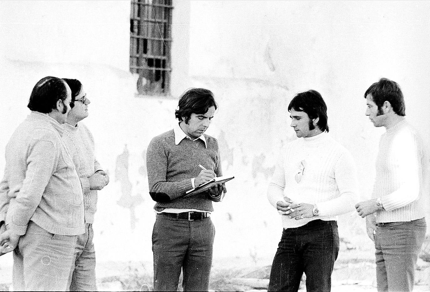 En los primeros meses de 1972 los vecinos se vieron obligados a abandonar su pueblo, que desapareció bajo las aguas del pantano del Guadalteba. En la imagen, el periodista Joaquín Marin haciendo un reportaje para SUR en 1973 cuando el pequeño municipio ya tenía sus casas derribadas