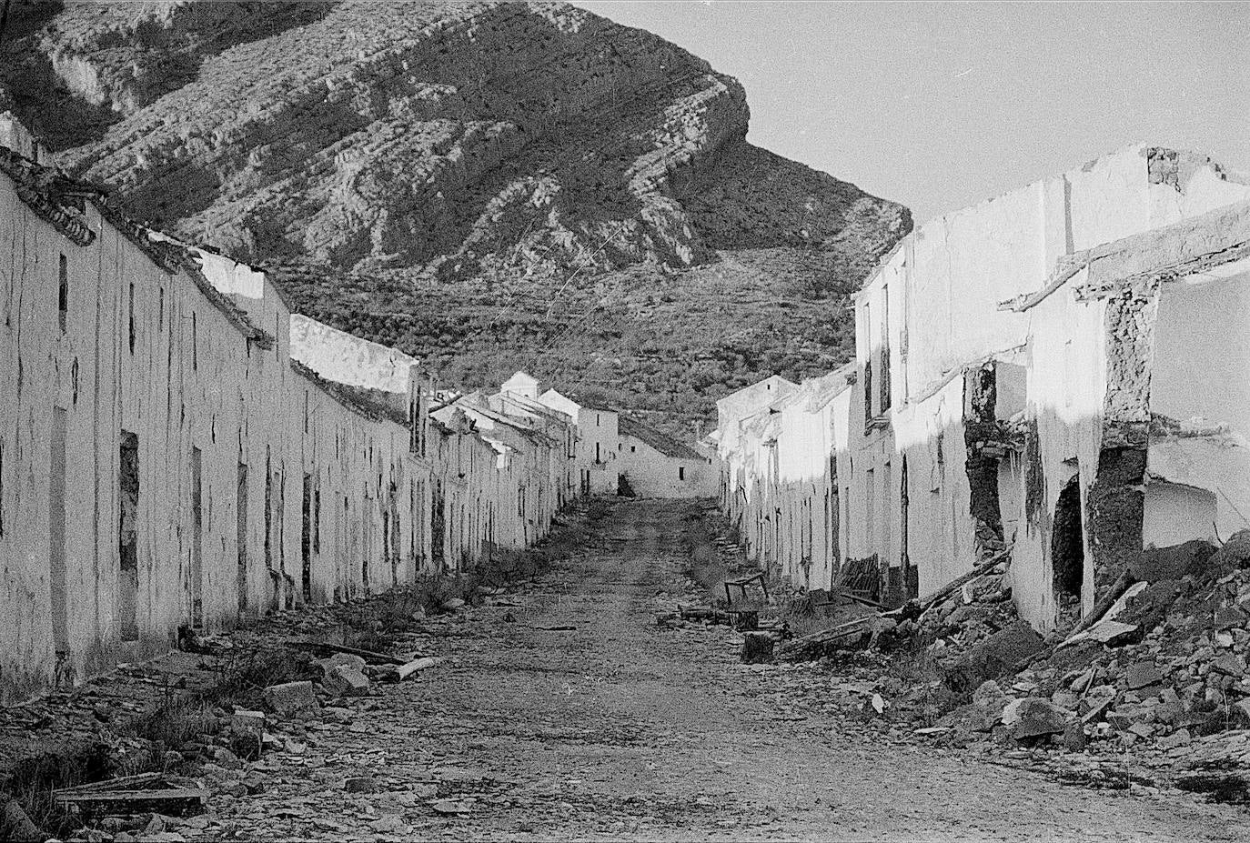 En los primeros meses de 1972 los vecinos se vieron obligados a abandonar su pueblo, que desapareció bajo las aguas del pantano del Guadalteba. En la imagen, el pequeño municipio con sus casas ya derribadas, poco antes de la llegada del agua, en 1973