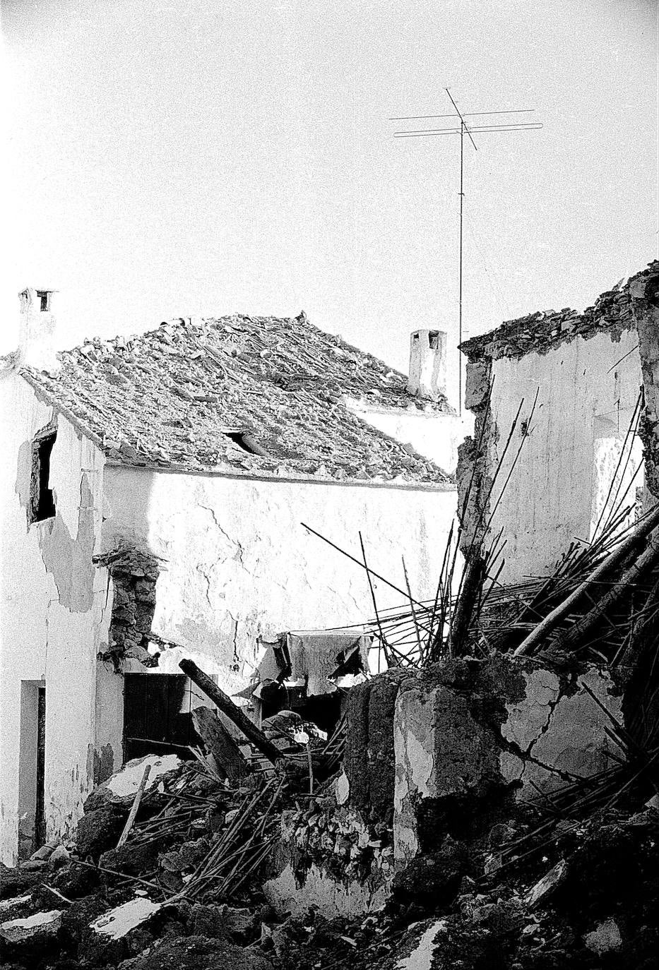 En los primeros meses de 1972 los vecinos se vieron obligados a abandonar su pueblo, que desapareció bajo las aguas del pantano del Guadalteba. En la imagen, el pequeño municipio con sus casas ya derribadas, poco antes de la llegada del agua, en 1973