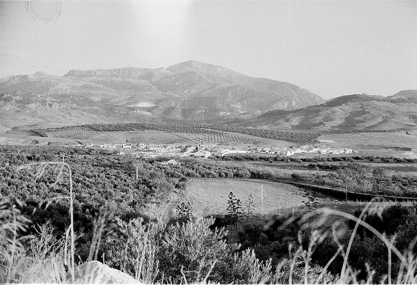 En los primeros meses de 1972 los vecinos se vieron obligados a abandonar su pueblo, que desapareció bajo las aguas del pantano del Guadalteba. En la imagen, el pequeño municipio con sus casas ya derribadas, poco antes de la llegada del agua, en 1973