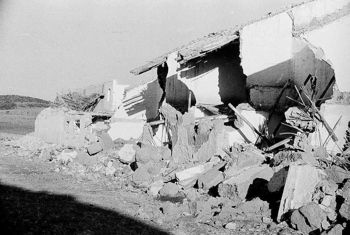 En los primeros meses de 1972 los vecinos se vieron obligados a abandonar su pueblo, que desapareció bajo las aguas del pantano del Guadalteba. En la imagen, el pequeño municipio con sus casas ya derribadas, poco antes de la llegada del agua, en 1973