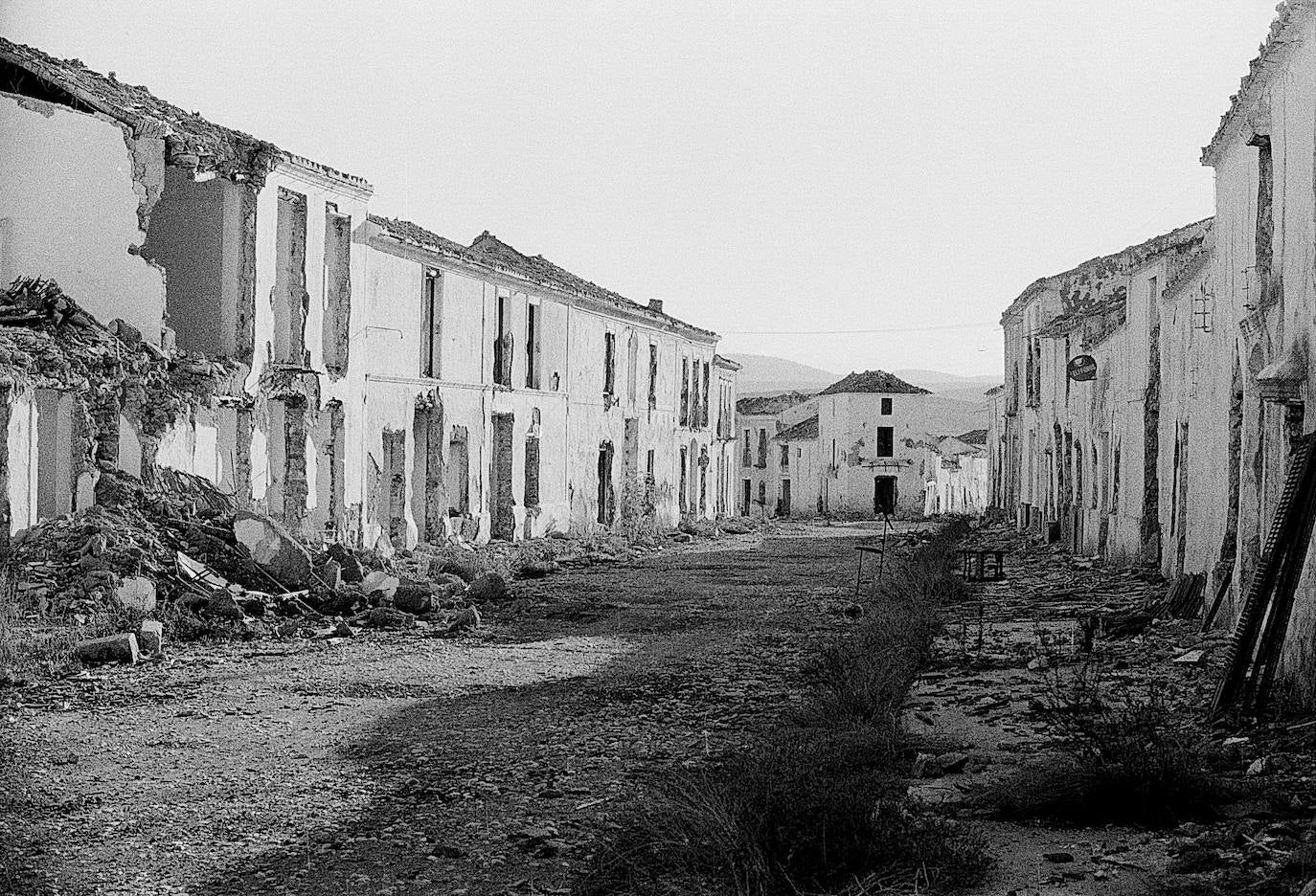 En los primeros meses de 1972 los vecinos se vieron obligados a abandonar su pueblo, que desapareció bajo las aguas del pantano del Guadalteba. En la imagen, el pequeño municipio con sus casas ya derribadas, poco antes de la llegada del agua, en 1973