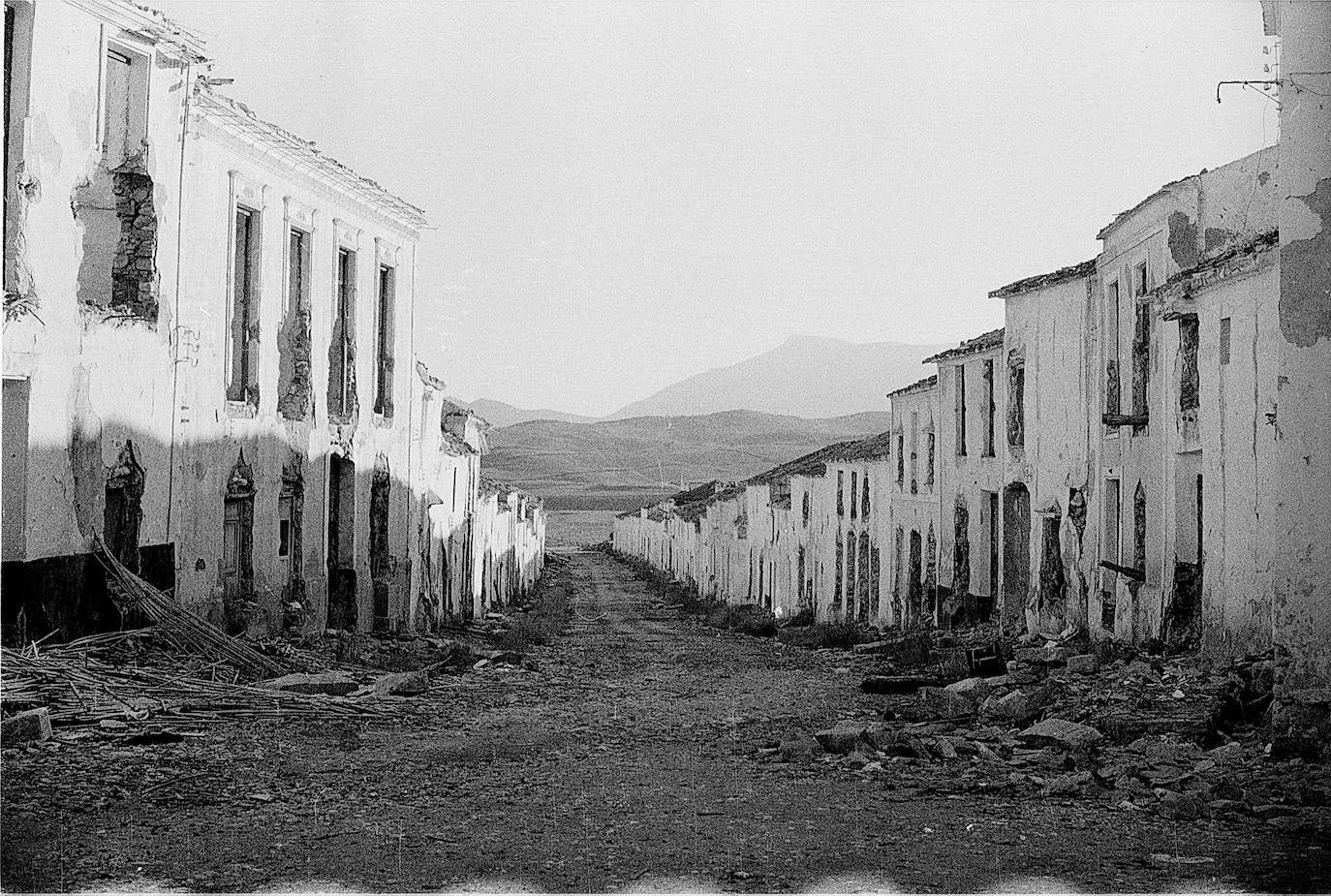 En los primeros meses de 1972 los vecinos se vieron obligados a abandonar su pueblo, que desapareció bajo las aguas del pantano del Guadalteba. En la imagen, el pequeño municipio con sus casas ya derribadas, poco antes de la llegada del agua, en 1973