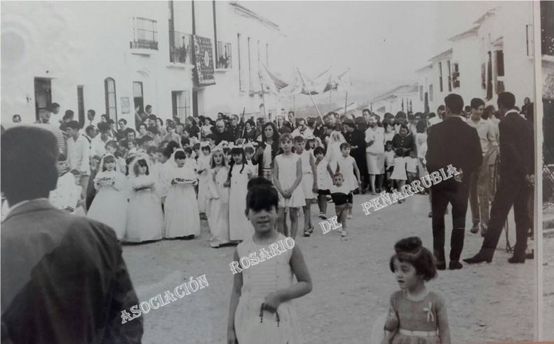 En los primeros meses de 1972 los vecinos se vieron obligados a abandonar su pueblo, que desapareció bajo las aguas del pantano del Guadalteba. 