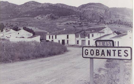 En los primeros meses de 1972 los vecinos se vieron obligados a abandonar su pueblo, que desapareció bajo las aguas del pantano del Guadalteba. En la imagen, el pequeño municipio con sus casas ya derribadas, poco antes de la llegada del agua, en 1973