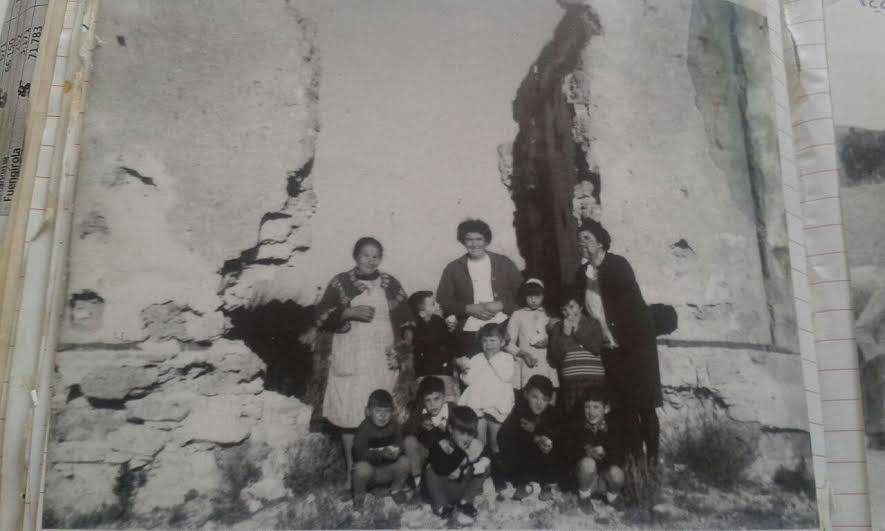 En los primeros meses de 1972 los vecinos se vieron obligados a abandonar su pueblo, que desapareció bajo las aguas del pantano del Guadalteba. En la imagen, el pequeño municipio con sus casas ya derribadas, poco antes de la llegada del agua, en 1973