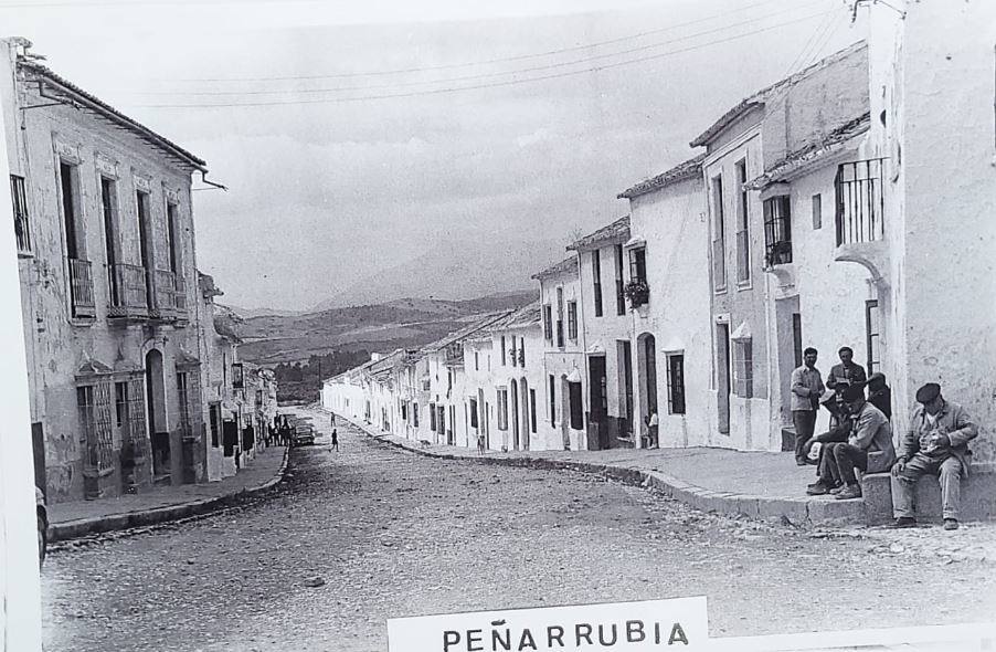 En los primeros meses de 1972 los vecinos se vieron obligados a abandonar su pueblo, que desapareció bajo las aguas del pantano del Guadalteba