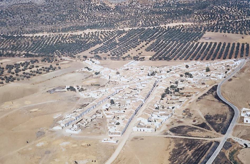 En los primeros meses de 1972 los vecinos se vieron obligados a abandonar su pueblo, que desapareció bajo las aguas del pantano del Guadalteba. Imagen aérea del municipio malagueño desaparecido.