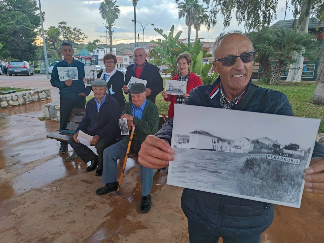 En 1972 los vecinos se vieron obligados a abandonar su pueblo natal, que desapareció bajo las aguas del pantano del Guadalteba. En la imagen, varios vecinos que se trasladaron a Santa Rosalía posan con fotos antiguas para SUR con motivo del 50 aniversario del desalojo forzoso.