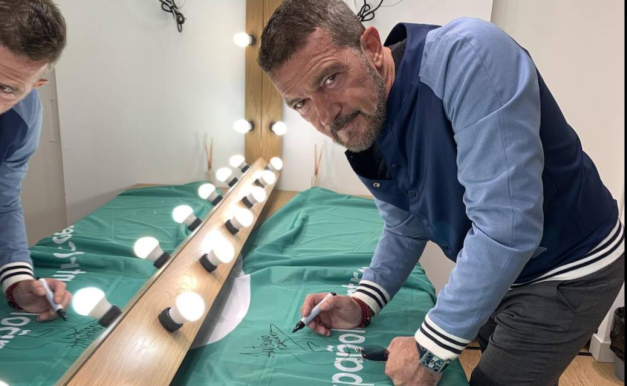 Antonio Banderas ha firmado ya en la bandera de la AECC. 