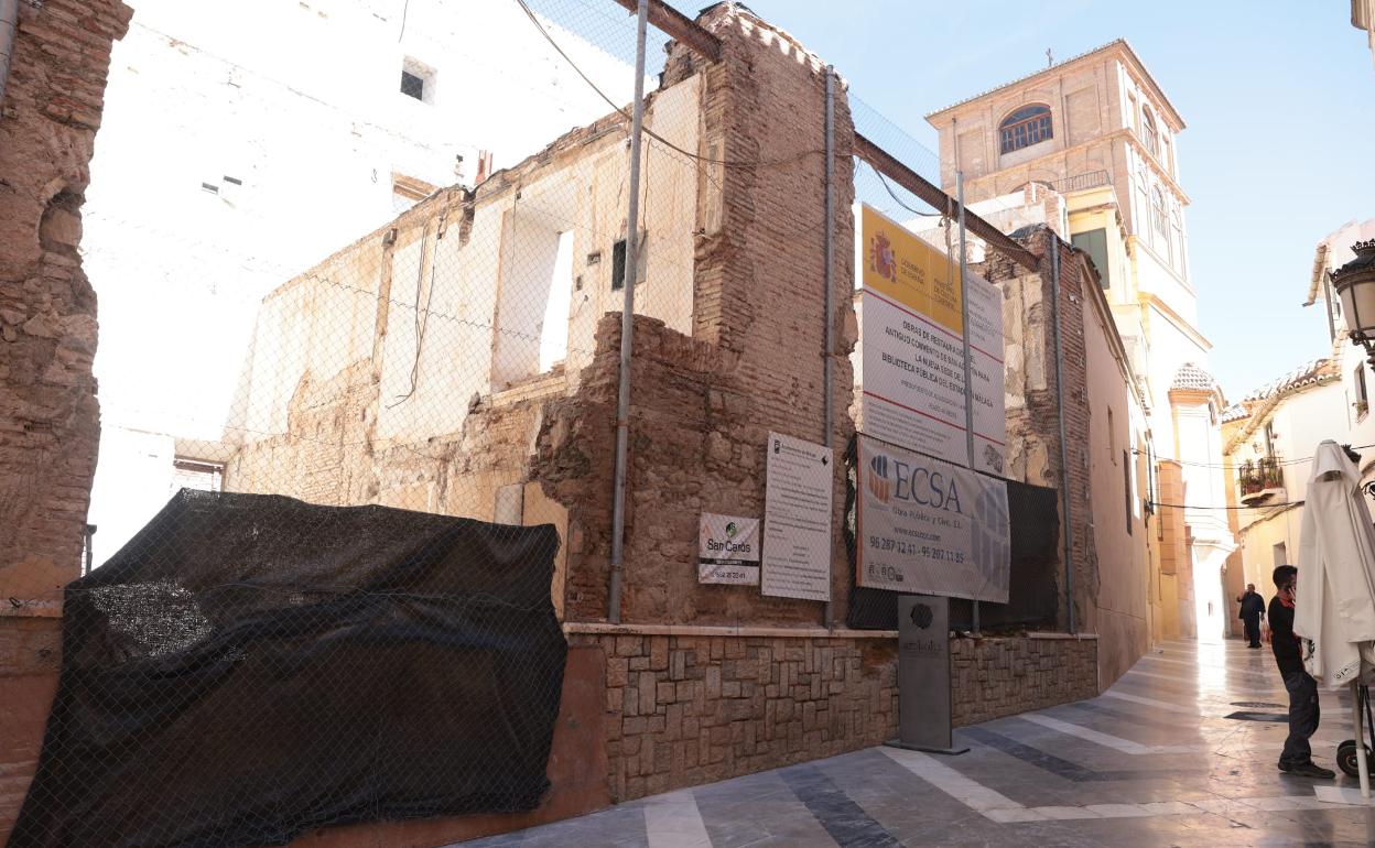 Fachada del Convento de San Agustín a la calle Pedro Toledo, donde se han situado los carteles de la obra. 