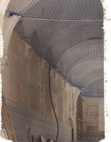 Imagen secundaria 2 - En la primera foto, una excavadora de la obra de remodelación que ya ha arrancado en el Convento de San Agustín. En la segunda, vista de uno de los patios del inmueble y, en la última, galería mallada del claustro del edificio. 