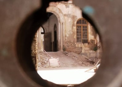 Imagen secundaria 1 - En la primera foto, una excavadora de la obra de remodelación que ya ha arrancado en el Convento de San Agustín. En la segunda, vista de uno de los patios del inmueble y, en la última, galería mallada del claustro del edificio. 