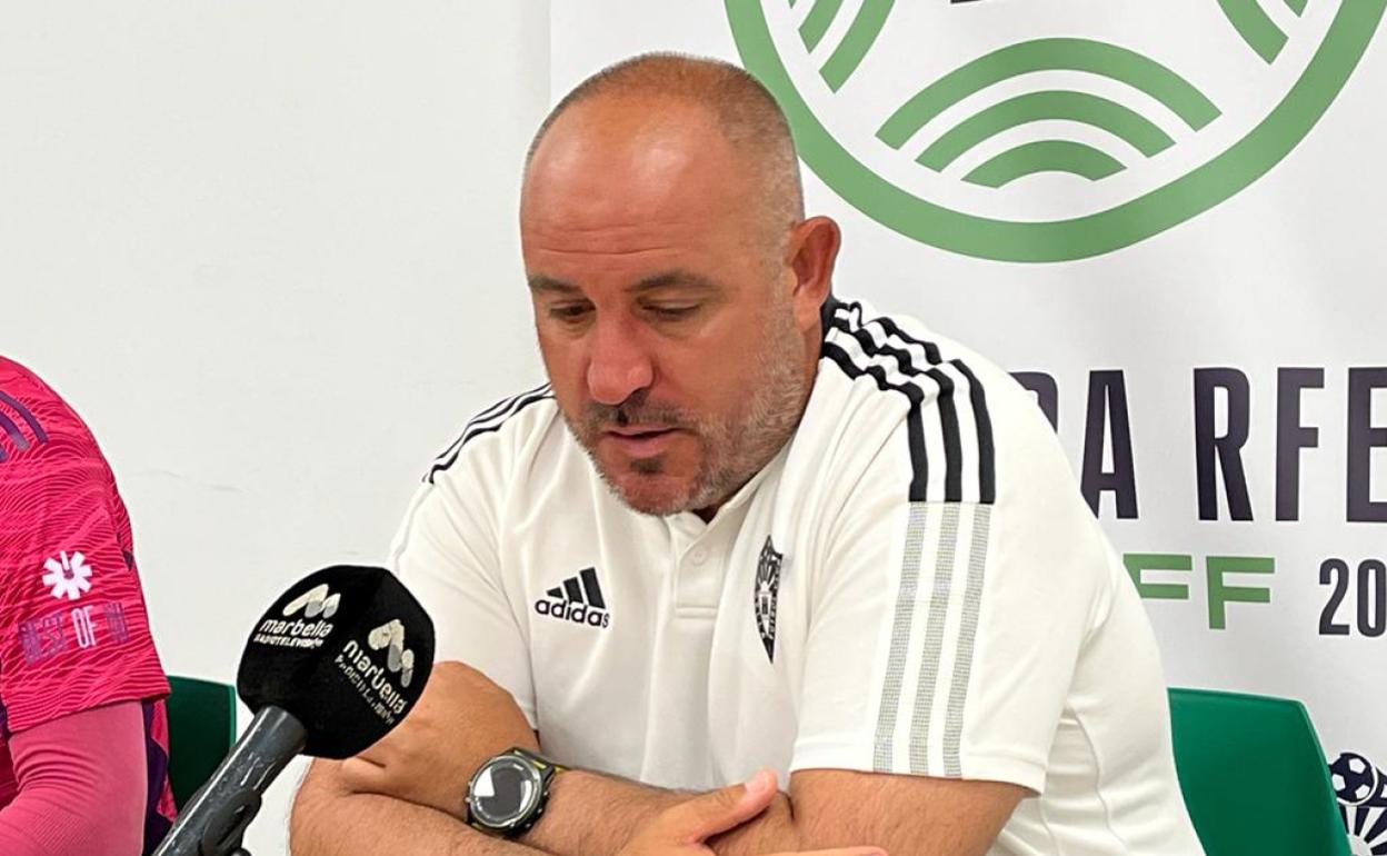 El entrenador del Marbella, Abraham García, en rueda de prensa. 